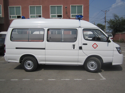 Vehículo de ambulancia de emergencia básico